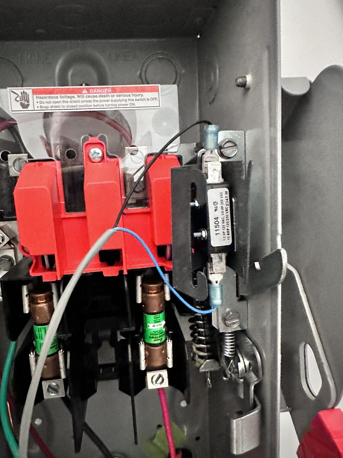 Electrical disconnect switch detail
